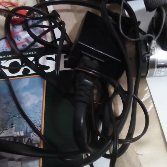 Canon Elura A60 Camcorder with Accessories And Leather Case - Picture 7 of 9